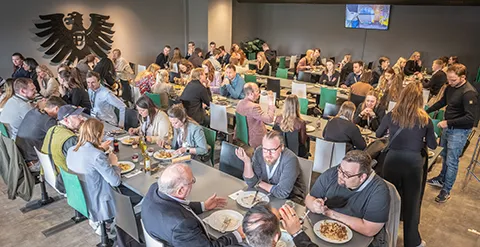 OMKMS Teilnehmer:innen im Speisesaal des VIP-Bereichs im Preußenstadion Münster während der Mittagspause